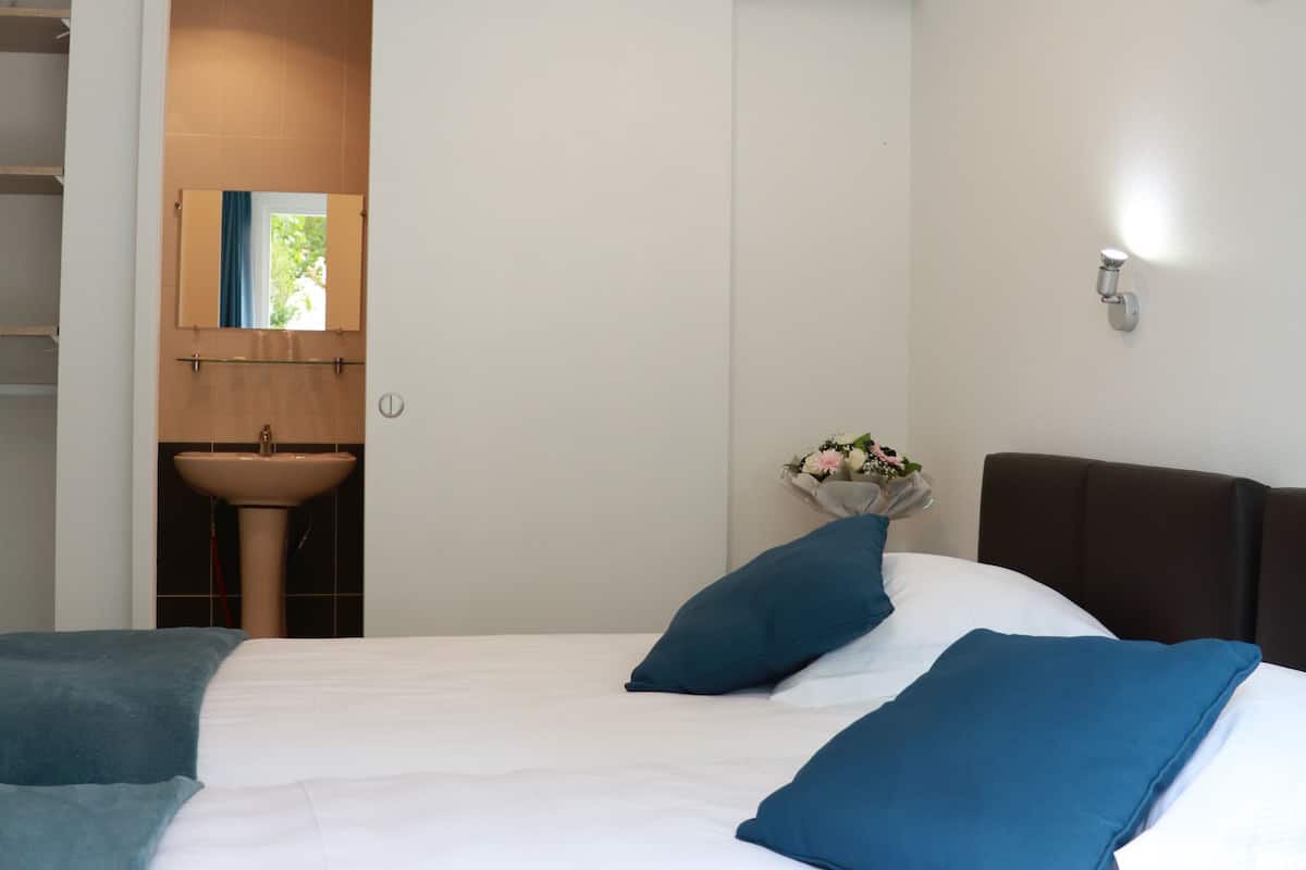 Habitación con 2 camas individuales | Cortinas opacas, tabla de planchar con plancha, cunas gratuitas