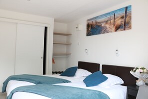 Twin Room | Blackout drapes, iron/ironing board, free cribs/infant beds - Chez Mireille Reingam Park (Berck-sur-Mer)
