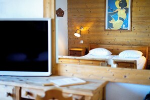 Camera doppia, vista valle | Minibar, una cassaforte in camera, tende oscuranti, Wi-Fi gratuito