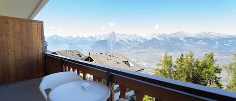 Double Room, Valley View | Minibar, in-room safe, blackout curtains, free WiFi