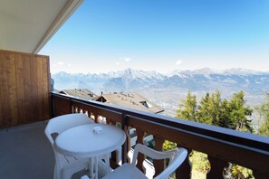 Double Room, Valley View | Minibar, in-room safe, blackout curtains, free WiFi - Hôtel Magrappé (Veysonnaz)