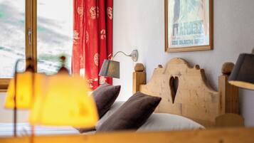 Quarto casal, vista para a montanha | Frigobar, cofres nos quartos, cortinas blackout, Wi-Fi de cortesia