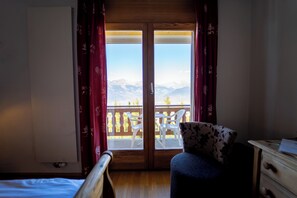 Chambre Double, vue vallée | Minibar, coffres-forts dans les chambres, rideaux occultants