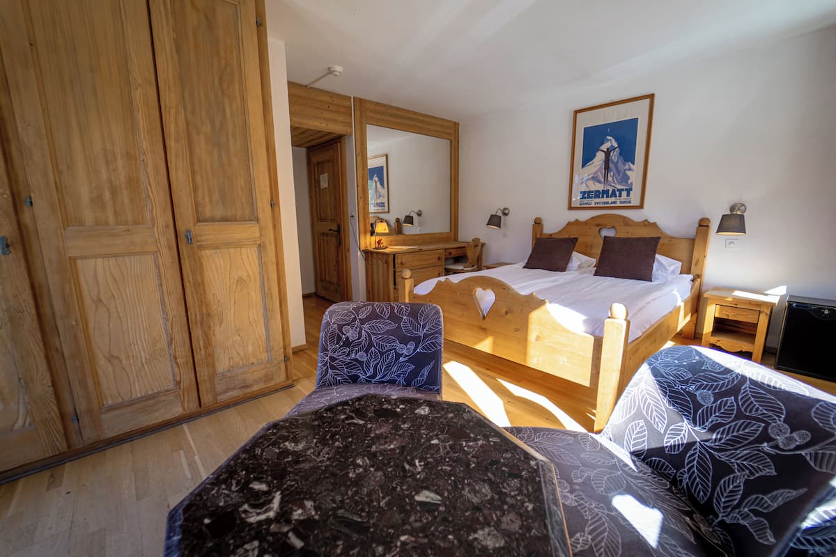 Tweepersoonskamer, uitzicht op bergen | Een minibar, een kluis op de kamer, verduisterende gordijnen