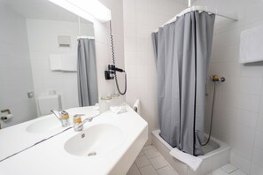 Phòng đôi, quang cảnh thung lũng | Phòng tắm | Buồng tắm vòi sen, đồ dùng nhà tắm miễn phí, máy sấy tóc, khăn tắm