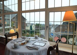 Breakfast and dinner served, British cuisine - Bonnicott House Hotel (Lynmouth)