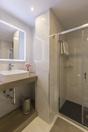 Deluxe Apartment, 1 Bedroom, Patio | Bathroom | Shower, free toiletries, hair dryer, towels - Ático Centro Málaga (Málaga)