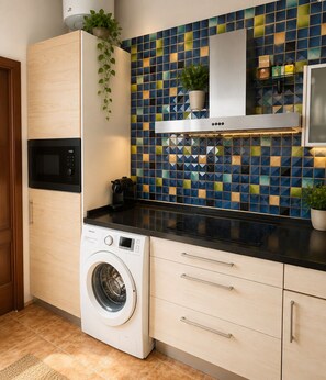 Appartamento Deluxe, 1 camera da letto, patio | Cucina privata | Frigorifero con congelatore, microonde, piano cottura