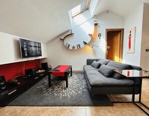 Deluxe-huoneisto, 1 makuuhuone, patio | Oleskelualue | Taulutelevisio, Netflix, maksullisia elokuvia