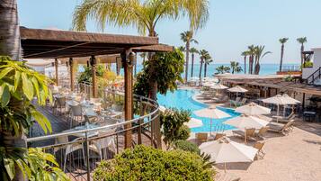 2 restaurants, breakfast served