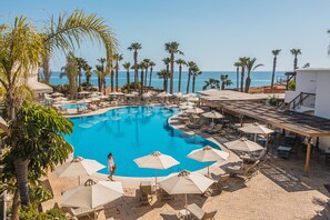 2 piscinas al aire libre, sombrillas, sillones reclinables de piscina