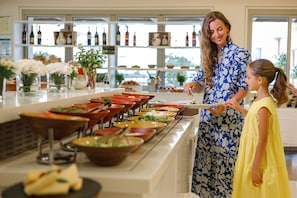 Här finns 2 restauranger som serverar frukost.