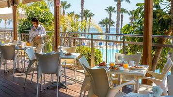 2 restaurants; breakfast, lunch, and dinner served