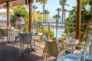 2 restaurants, breakfast served - Louis Althea Beach Hotel (Paralimni)