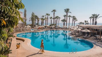 2 Außenpools, geöffnet von 08:30 Uhr bis 18:30 Uhr, Sonnenschirme