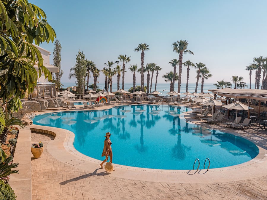 2 utendørsbassenger, bassengparasoller og solsenger