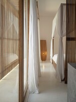 Quarto casal, suíte (LOUNGE SUITE) | Roupas de cama premium, frigobar, ferros/tábuas de passar roupa