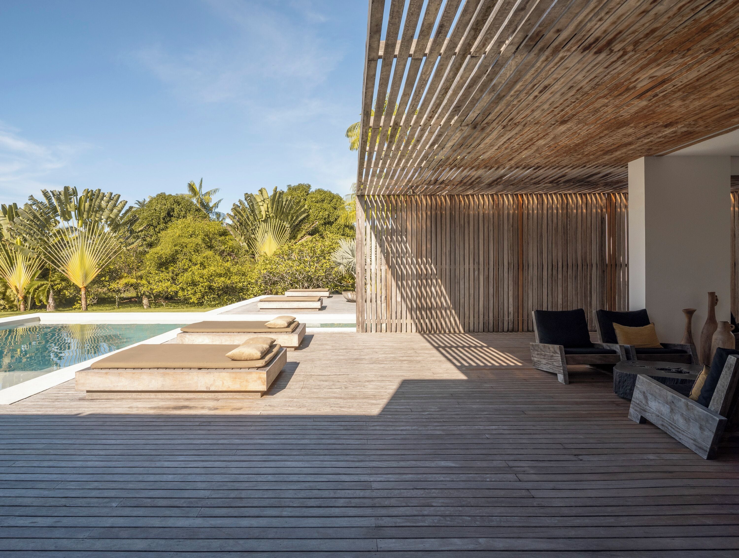 Ulkouima-allas, aurinkotuoleja