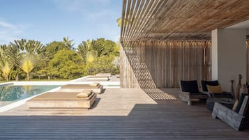 Ulkouima-allas, aurinkotuoleja