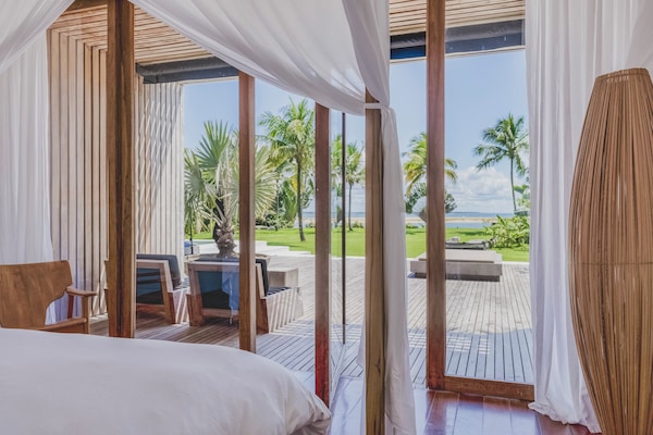 Quarto casal, suíte, vista parcial para o mar (POOL SUITE ) | Roupas de cama premium, frigobar, ferros/tábuas de passar roupa