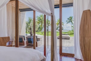 Quarto casal, suíte, vista parcial para o mar (POOL SUITE ) | Roupas de cama premium, frigobar, ferros/tábuas de passar roupa