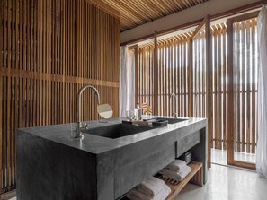 Habitación doble, baño en la habitación (LOUNGE SUITE) | Ropa de cama de alta calidad, minibar y tabla de planchar con plancha