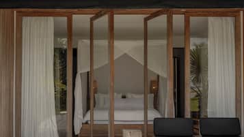 Camera doppia, bagno in camera, vista mare parziale (POOL SUITE ) | Biancheria da letto di alta qualità, minibar, ferro/asse da stiro