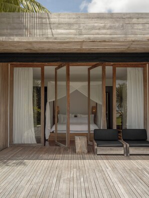 Habitación doble, baño en la habitación, vista parcial al mar (POOL SUITE ) | Ropa de cama de alta calidad, minibar y tabla de planchar con plancha