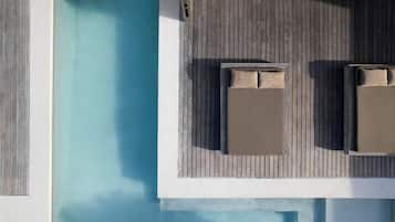 Piscina externa, espreguiçadeiras