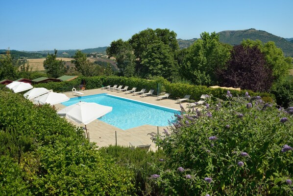 Ulkouima-allas, aurinkotuoleja