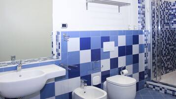 Superior Double Room | Bathroom | Shower, free toiletries, hair dryer, bidet
