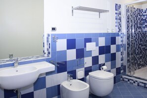 Quarto casal superior | Banheiro | Chuveiro, produtos de toalete grátis, secador de cabelo, bidê