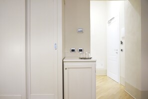 Twin Room | Room amenity - Casa Isolani Piazza Maggiore (Bologna)
