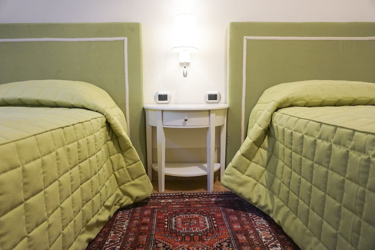 Habitación con 2 camas individuales | Ropa de cama de alta calidad y edredón