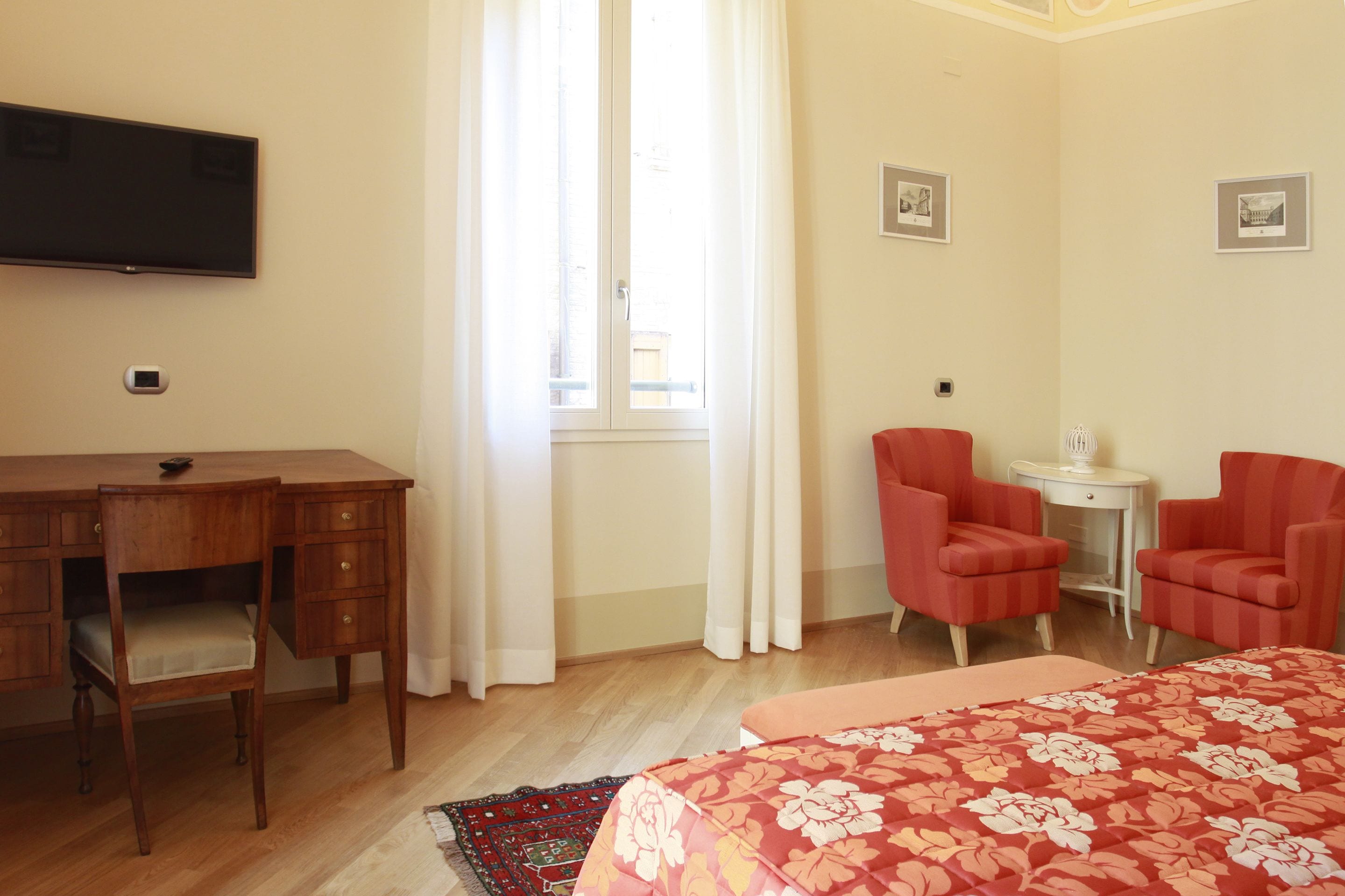 Habitació doble superior | Roba de llit d'alta qualitat, cobrellits i caixa forta a l'habitació 