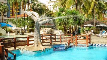 7 outdoor pools, sun loungers