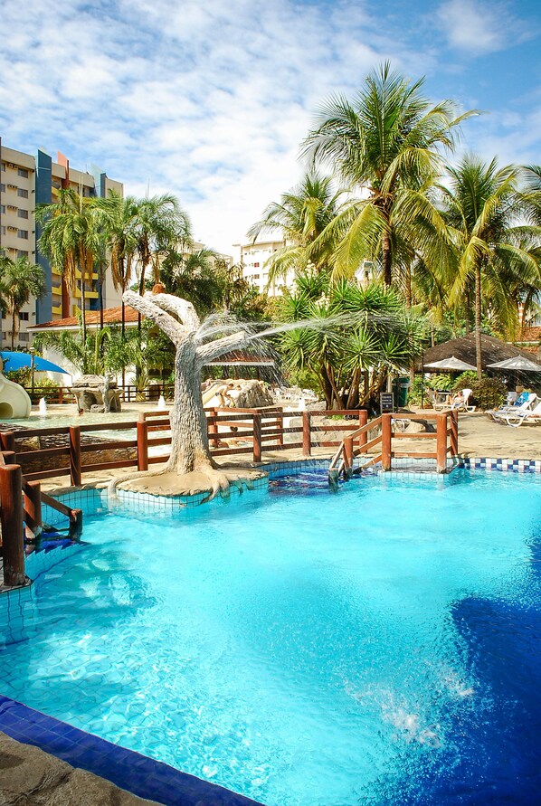 7 outdoor pools, pool loungers