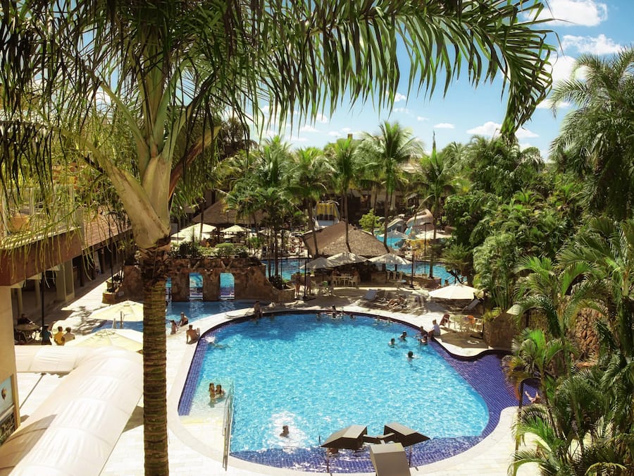 7 outdoor pools, pool loungers