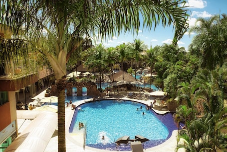 7 outdoor pools, sun loungers