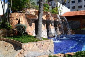 7 piscines extérieures, chaises longues
