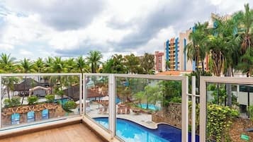 7 piscinas al aire libre, tumbonas