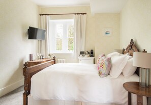 Habitación clásica, 1 cama matrimonial | Ropa de cama de alta calidad y minibar 