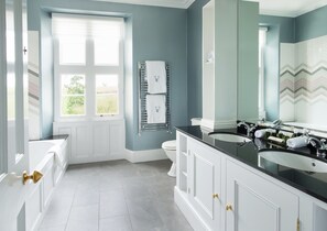 Suite junior, 1 cama King size | Baño | Amenidades de baño gratuitas, secadora de cabello, batas, pantuflas 