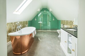 Junior-suite - 1 kingsize-seng | Badeværelse | Gratis toiletartikler, hårtørrer, badekåber, hjemmesko