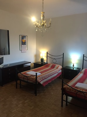 Chambre Double ou avec lits jumeaux, salle de bains commune | Bureau, Wi-Fi gratuit