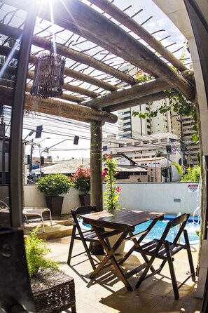 Outdoor pool, pool loungers - Ara Mar Praia Hotel (Fortaleza)