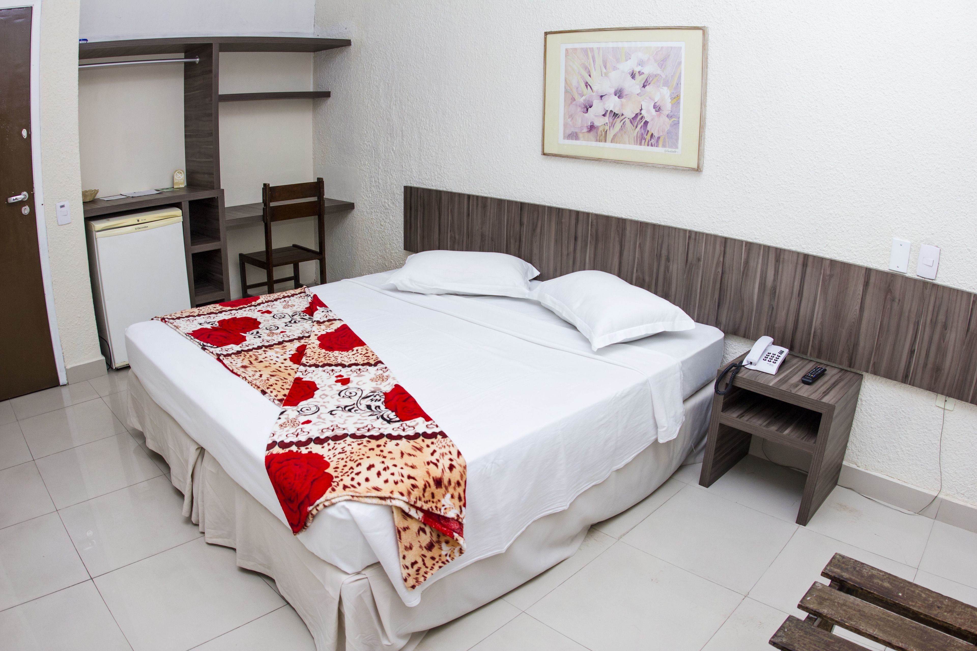 標準雙人房 | 迷你吧、書桌、免費 Wi-Fi、床單