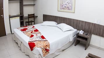 Minibar, escritorio, wifi gratis y ropa de cama