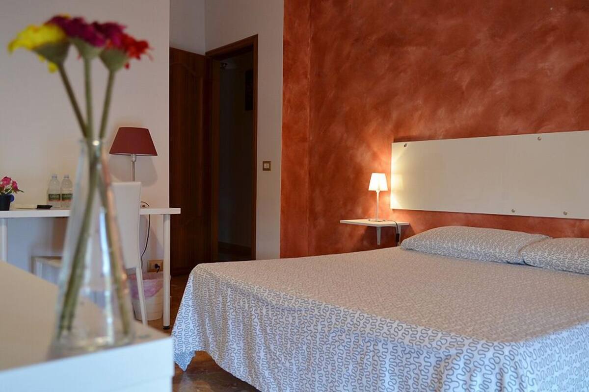 Deluxe Double Room | Desk, WiFi (free), bed sheets