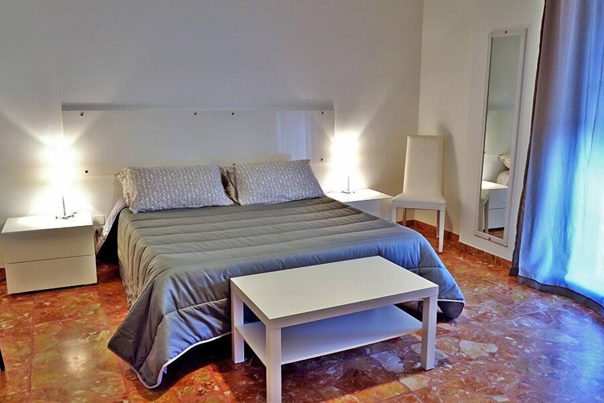 Deluxe Triple Room | Desk, WiFi (free), bed sheets